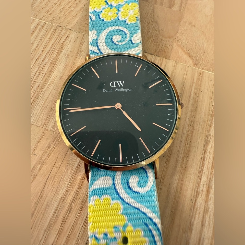 Daniel Wellington ladies black dial rose gold tone watch NEW BATTERY